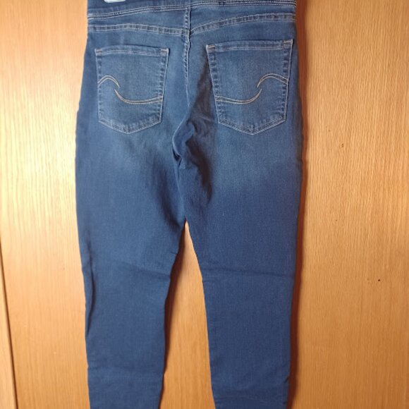 Levi Strauss Signature Women's Totally Shaping Pull-On Skinny Jeans - Picture 3 of 6